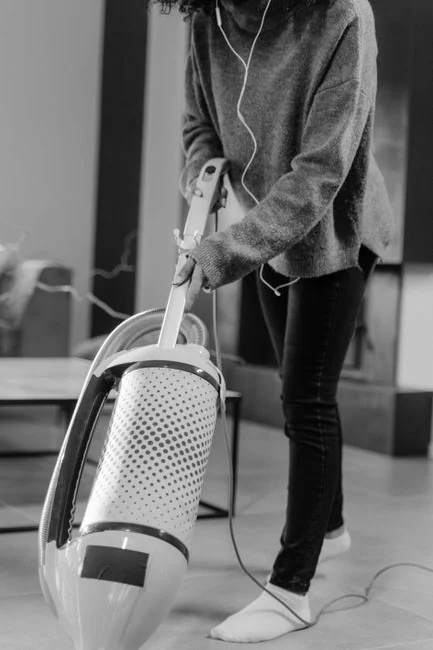 services-01 Une personne désinfecte un espace de travail par fumigation, en portant un équipement de protection complet pour sa sécurité.